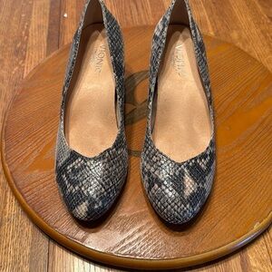 VIONIC Antonia Snakeskin Closed Toe Wedge Size 8 Casual comfort low wedge